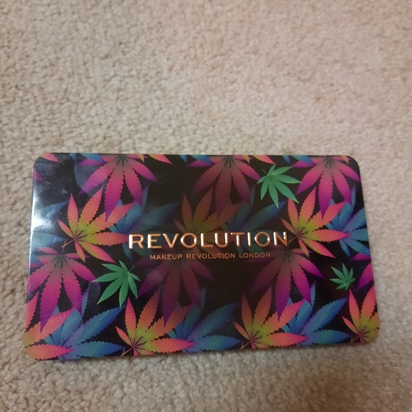 Revolution Chilled Eyeshadow Palette - Picture 2 of 4